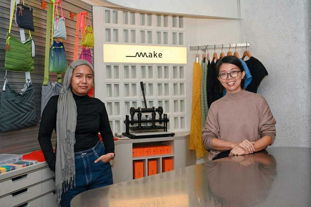 The workshop turns T-shirts into bags to raise awareness of the issue of waste in the fashion industry